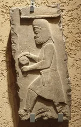 En meder ved det kongelige hof i Persepolis med et overdækket fartøj, Achaemenid, ca. 500 f.Kr. (kalksten)