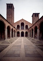 Udsigt over facaden af kirken Saint Ambrose (Saint Ambrose) (Basilica di Sant
