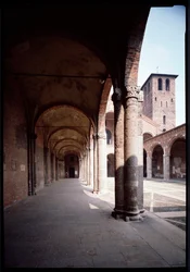 Udsigt over portikoen af kirken Saint Ambrose (Saint Ambrose) (Basilica di Sant