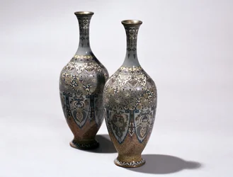 To cloisonne vaser
