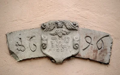 Jødernes gyde i Obernai (67). Steder for tilbedelse: inskription med en hebraisk dato og den tilsvarende dato for den kristne æra: 1696. En synagoge blev angiveligt bygget to år efter godkendelsen af intendant La Grange, som tillod J.