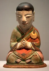 Arhat. Polykrom udskåret træ, Joseon-perioden (Choson)