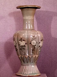 Art coreen: keramisk vase dekoreret med blomster. Koryo periode. 12. århundrede. Museum of Fine Arts, Duksoo Palace, Korea