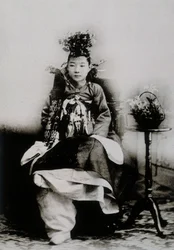 Koreansk kvinde i traditionel brudekjole