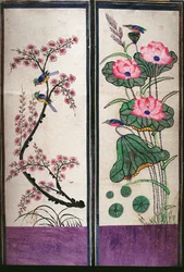 To paneler af en ottefoldig skærm, der viser fugle og blomster (naturlige pigmenter på papir)