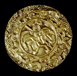 Middelalderens arkæologi (middelalderen). Barbarisk kunst fra Lombardiet: guldskive. I midten er en helgen til hest med spyd og omkring dyremotiver. Lombard kunst, omkring 600. Dim: 47 cm Italien, Cividale del Friuli, Arkæologisk Museum