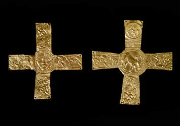 Middelalderens arkæologi (middelalderen). Barbarisk kunst i Lombardiet: brystkors i bladguld. Lombard kunst fra det 7. århundrede. Italien, Cividale del Friuli, Arkæologisk Museum