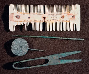 Barbarisk civilisation: toiletartikler (kam, saks) fra den merovingerske periode. 5.-8. århundrede. Strasbourg, det arkæologiske museum i Palais Rohan