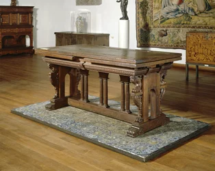 Valnødbord med skuffer på egetræsstel med toscanske søjler.,1550-1600 (træ)