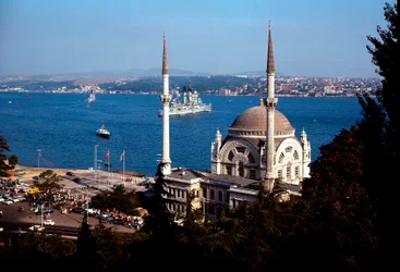 Osmannisk arkitektur: udsigt over moskeen Dolmabahce på Bosporus