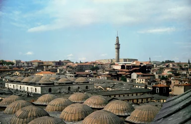 Panoramaudsigt over Istanbul med kupler af Den Store Bazar