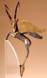 Apparathåndtag: sølvvinge stenbuk, indlagt, guld. Persisk periode routenide (6.-4. århundrede f.Kr.), kommer fra Iran. Paris, musee du Louvre - Ceremonielt håndtag: bevinget stenbuk i sølv, indlagt, guld. Achaemenid persisk periode (6.-4. århundrede f.Kr.)