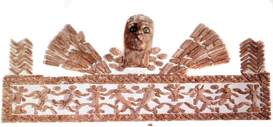 Persisk kunst: elfenbenmosaikpaneler: maske overhængende dyr, der indrammer et træ. Fra stedet for Tchoga-Zanbil. 1320 f.Kr. Paris, Louvre-museet