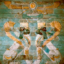 Persisk kunst rouenid: to androcephaløse sfinxer (eller løver) under Ahura Mazda, zoroastrianismens guddom. Fra Susa, Iran (skulptur)
