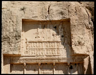 Udsigt over Necropolis og Darius I den Stores grav med relief, der repræsenterer ham, der ærer solen