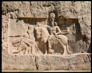 Udsigt over Necropolis og gravene tilhørende Achaemenid-konger, relief, der repræsenterer Shapur I