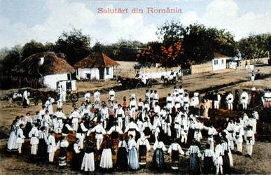Postkort, der forestiller rumænere, der danser i en landsby, ca. 1910 (farve litho)