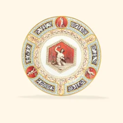 En middagstallerken i porcelæn fra Raphael Service, i midten forestiller Triton