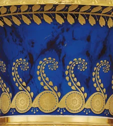 Detalje fra en vase i porcelæn med to håndtag og bladguld lavet af Imperial Porcelænsfabrik i 1833