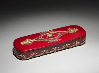 Lakæske, firma Peter Carl Fabergé (1846-1920), æske fra Fabrik N. Lukutin, ca. 1890 (lak, papmaché, guld, diamanter)
