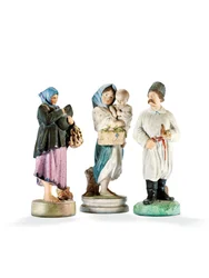 Tre porcelænsfigurer forestillende to kvinder, der holder børn, og en Cossak med pibe, slutningen af 1800-tallet (porcelæn)