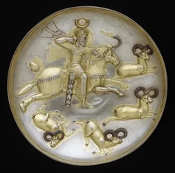 Tallerken med kongejagtvæddere, ca. 500 e.Kr. (sølv, kviksølvforgyldning, niello-indlæg)