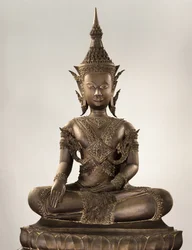 Buddha i naturlig størrelse i kongelig påklædning (bronze)