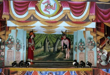 Puppi Theatre i Palermo. Disse dukker, der tilhører en siciliansk tradition, der går tilbage til oldtiden, har til formål at fortælle historien om invasioner og normanniske erobringer. På den øverste del af fotografiet ses det sicilianske symbol på Trinacr