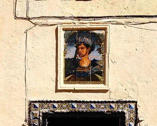 Keramiske fliser med portrættet af en mand uden for Den Mauriske Konges Hus