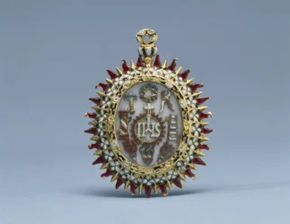 Tosidet vedhæng med symboler på Kristus og lidenskaben og Kristus i templet blandt de ældste, slutningen af det 16.-begyndelsen af det 17. århundrede (guld, emalje og mørkebrunt blæk på råhvid bund)