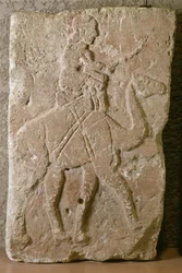 Plade med Dromedary Rider, Tell Halaf, Northern Syrien (kalksten med rød maling)