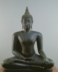 Buddha sidder i meditation, Sukhothai stil (bronze)