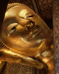 Detalje af den liggende Buddha (metal)