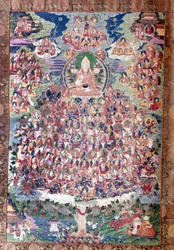 Den store reformator Tsong ka Pa (manden der kom fra løgdalen). Født i provinsen Amdo i det østlige Tibet i 1358, byggede klostrene Ganden og Sera, indførte en streng liturgisk reform og pålagde overholdelse af klosterreglerne