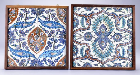 En Iznik-flise med blommeblomster og tulipaner, lavet omkring 1570, og en Iznik-flise fra det 17. århundrede med rød og blå delt palmet, ca. 1570; 1600-tallet (keramik)