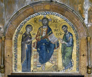 Byzantinsk arkitektur: Kristus i majestæt (Kristus i herlighed) mellem Jomfruen og Sankt Markus (Deesis), mosaikker lavet af venetianske kunstnere og redesignet i det 16. århundrede. Apsis. Basilica di San Marco (Basilica di San Marco), Venedig