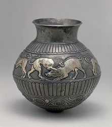 Skytisk kunst: sølvvase fra det 4. århundrede f.Kr. dekoreret med en frise, der repræsenterer en løve, der angriber en orne, State Hermitage, Sankt Petersborg