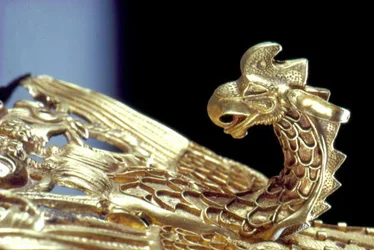 Detalje af et pandebånd med en Griffin, der holder en ged (guld)