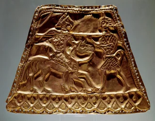 Gyldent ark, der viser en rytter, der angriber en kriger med et spyd (skytisk kunst, 5.-3. århundrede f.Kr.)
