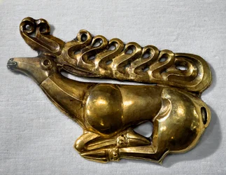 Skythisk kunst, skythisk civilisation eller Skythien: skjoldemblem i form af en hjort. Guldgenstand fra slutningen af det 7., begyndelsen af det 6. århundrede f.Kr. Sankt Petersborg, Eremitagemuseet