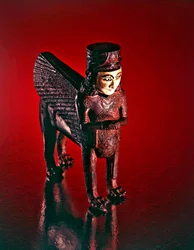 Bevinget løve med hunkrop, figur fra en trone (bronze & indlagt sten)