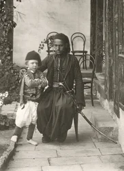 Arabisk kawass (osmannisk vagt) med en ung dreng i haven til et hus i Judæa-distriktet i Jerusalem, 1867