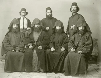 Gruppe på 4 armenske præster og 3 andre i gården på Mediterranean Hotel, Jerusalem, 1867