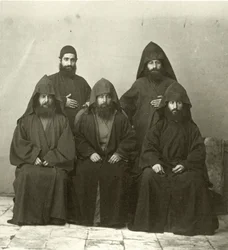 Gruppe på 5 armenske præster i gården til Mediterranean Hotel, Jerusalem, 1867