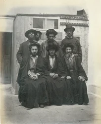 Gruppe på 7 polske jøder i gården til Mediterranean Hotel, Jerusalem, 1867