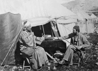 Yakub es Shellaby, der overrækker kaptajn C. Warren en bog med samaritanske bønner til ærkebiskoppen af York, Samaria-distriktet, Palæstina, 1867