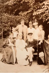 Familien til digteren Yakov Petrovich Polonsky (Iakov Petrovitch Polonski) (1819-1898) besøgte digteren Afanasy Afanasievich Fet (Foeth) (Afanassi Afanassievitch Chenchine) (1820-1892). Albumin-billede af Sergei Dmitrievich Botkin (1869-1945)