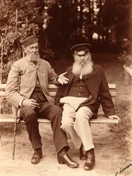 Digterne Yakov Petrovich Polonsky (Iakov Petrovitch Polonski) (1819-1898) og Afanasy Afanasievich Fet (Foeth) (Afanassi Afanassievitch Chenchine) (1820-1892). Albumin-billede af Sergei Dmitrievich Botkin (1869-1945)