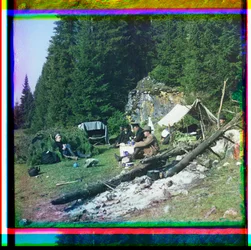 Sergei Prokudin-Gorskii og andre siddende på en campingplads, Chusovala-floden, Uralbjergene, Rusland