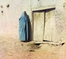 En usbekisk eller tadsjikisk kvinde iført en burka, ca. 1910 (farvefoto)